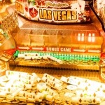 Яркий интерфейс слота Sugar Rush с конфетами и призами