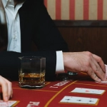 Игровой стол блэкджека в казино с картами и фишками